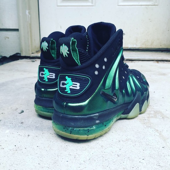 Nike basketball dunking shoes